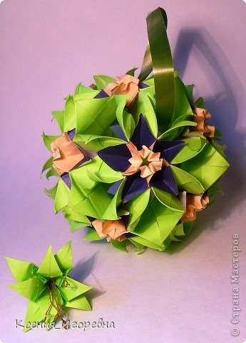 Очень содержательный и понятный МК: http://kusudama.info/2011/11/kusudama-sweet-spring/ (фото 1)