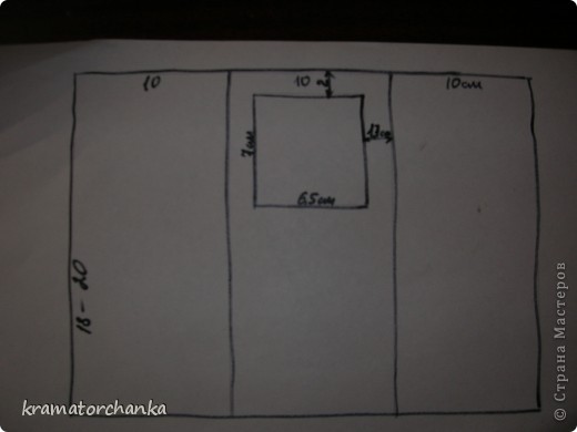 Остановилась на варианте бело-серой бумаги. Далее по ниже приведенной схеме вырезала открытку. Вырезала канцелярским ножом под металлическую линейку: контуры и окошко.  (фото 5)