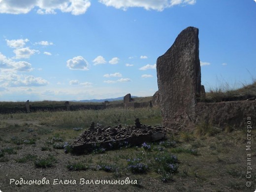 А в начале июня побывала с экскурсией на Салбыкском кургане, вернее том месте, где был курган. Сейчас там только руины. (фото 6)