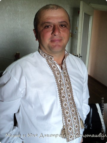 Ты родился на свет,
А меня еще нет...
Ты ведь раньше пришел
На одиннадцать лет!
Больше ждать не могла
И пришла в мир и я!
Закружила с тобою
Нас жизни игра...
При рождении нам
Память стерта была,
И с любовью впервые
Ты ошибся, и я...
И не в тех мы глазах
Душ родство так искали!
И глаза, что "не те"
Больно сердце сжигали...
Ты на грани стоял,
И в отчаяньи я.
Неужели забыл при рожденьи меня?!!
Но, наверно за то,
Что души теплоты
Полностью не растеряли
Ни я, и ни ты...
Став сильнее, мудрее
От прожитых бед,
И не возненавидев за них
Белый свет...
С Божьей помощью вместе...
ВОШЛИ В ИНТЕРНЕТ :)
Я сказала: "ПРИВЕТ!",
Ты ответил: "ПРИВЕТ!"
И зажегся в туннеле
Вдруг солнечный свет!
И опять испытанья...
Уже знаем друг друга
Но как вместе быть? Тайна...
Столько лет с того дня,
Омраченных и светлых
пронеслось...
Но ведь главное, милый,
СБЫЛОСЬ!
И мы вместе сегодня на твой день рожденья!
И едим с одной баночки ложкой варенье! :)
И желаю тебе, мой родной, в этот день, -
ОСТАВАЙСЯ ТАКИМ ЖЕ!
ТЫ ЛУЧШИЙ!
ПОВЕРЬ!