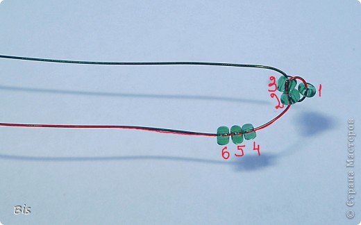 Теперь надеваем еще 3 бисеринки. В принципе, тут не важно на какой конец проволоки вы наденете их. Я обвела один из концов только чтобы было видно, что на один конец надеваем бисер, а другой конец просовываем в бисеринки.  (фото 7)