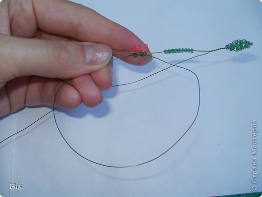 Берем конец рабочей проволоки и просовываем в бисеринку №3, потом в №2. Затягиваем. (фото 18)