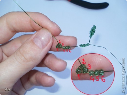 Снова отделяем 3 бисеринки и просовываем конец рабочей проволоки по-порядку в бисеринку №6,№5 и №4.Затягиваем. (фото 20)