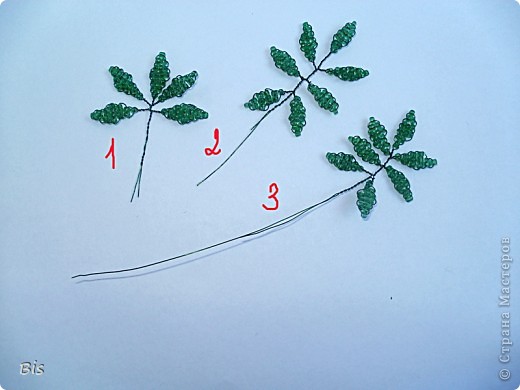 Работа над ошибками. Если вы не рассчитали в самом начале с длиной проволоки, то вам может не хватить на необходимые 7 листиков. Мы это видим на примере листика №1, листик №2 уже лучше, но кончики проволоки коротковаты. С третьей попытки мне удалось угадать с длиной проволоки и получилось все нормально - 7 листиков и достаточная длина проволоки. "Бракованые" листики не распускайте и не выкидывайте, их можно вплести в дерево и ничего не будет видно. (фото 27)
