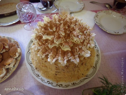 Мой День рождения. Торт своими руками. Наполнение: ягодная прослойка, заварной крем. Украшение: крошка с дробленым жареным орехом, взбитые сливки  и какао порошок.  (фото 1)