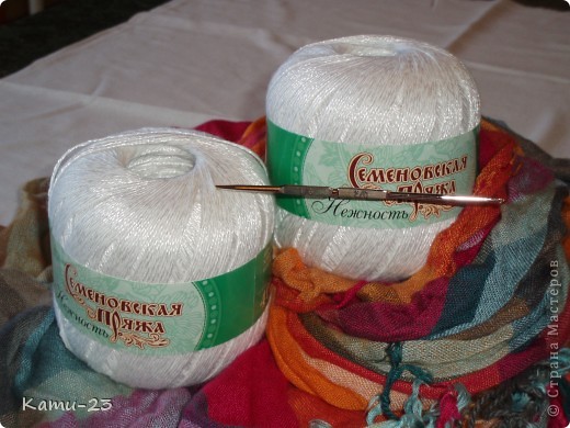 Использовала: Семеновскую пряжу "Нежность летняя", состав - хлопок 50%, выскоза 50%, 400 м в 100 гр, крючок № 2. Покупала ее, когда были в магазине с мужем и 5-ти месячным сыном (орущим благим "матом"), поэтому схватила, как говориться, первое подходящее. Честно скажу, что пряжа мне не очень понравилась - при вывязывании столбиков расщепляется на нити и приходиться распускать и вязать заново. Сначала купила 2 моточка, но глядя на процесс докупила еще 2.
Но смотрится красиво, блестит, магкая. (фото 2)