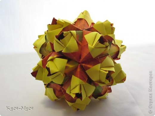 Вторая красота Марии Синайской - Little Roses Kusudama
http://goorigami.com/diagrams/little-roses-kusudama - туториал здесь:)
Не надоедающая штучка:))
размер 1:2 (фото 3)