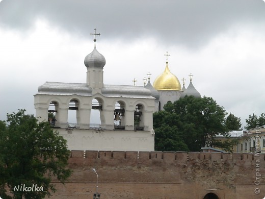 А это вид на смотровую площадку Софийской звонницы со стороны набережной. Справа виднеются купола Софийского собора. (фото 11)