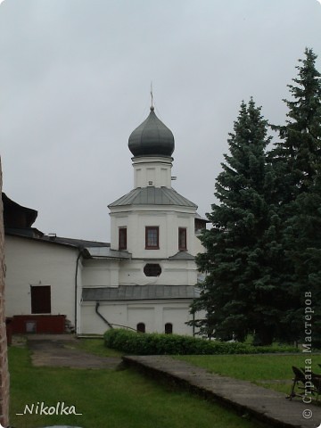 Церковь Покрова Пресвятой Богородицы находится в западной части Кремля и вплотную примыкает к восточному фасаду кремлевской стены и Покровской башни. 
Храм является памятником архитектуры двух эпох — XVI в. и конца XVII—XIX в. в.
Первое летописное упоминание относится к 1305 году, когда посадник Семен Климович поставил каменную церковь на воротах от Прусской улицы (т. е. церковь была надвратная, пристроена к деревянной башне). В 1389 году по приказанию посадника Григория Якуновича старая церковь была разобрана и на ее месте поставлен новый храм.
В конце XVIII века Покровская башня превращена в тюрьму, а церковь Покрова становится тюремным храмом. Вероятно, в это время устроен переход из церкви в башню. 
В 60-х годах XIX века Покровская башня и церковь приспособлены под губернский архив, а в 1889 году - под богадельню. 
Памятник серьезно пострадал в годы Великой Отечественной войны (утрачена глава, крыша, часть кладки).  (фото 38)