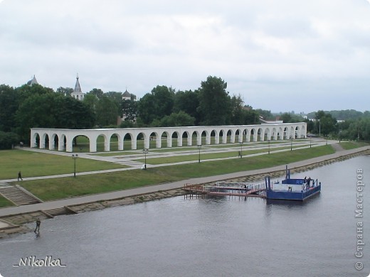 Продолжаем прогулку. (Первая часть здесь: https://podjem-tal.ru/node/387653 )

От Кремля по Пешеходному мосту, соединяющему Торговую и Софийскую стороны города, можно перейти на правый берег Великого Новгорода, который называют Торговой стороной. Здесь находился древний торг, экономический центр города и резиденция князя Ярослава Мудрого – Ярославово дворище. Несомненно, это один из красивейших архитектурных ансамблей Великого Новгорода. (фото 1)