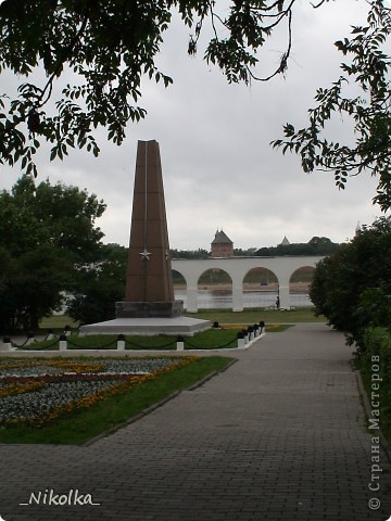 Обелиск в честь подвига Герасименко И.С., Черемнова Л.А. и Красилова А.С. расположен между церковью Параскевы Пятницы и берегом Волхова. 
Герасименко Иван Саввич, Черемнов Леонтий Асеевич и Красилов Александр Семенович в бою 29 января 1942 года под Новгородом на левом берегу реки Волхов закрыли своими телами амбразуры немецких дзотов, чтобы спасти жизнь товарищей, и обеспечили успех своего взвода.
Указом Президиума Верховного Совета СССР от 21 февраля 1944 года им посмертно присвоено звание Героев Советского Союза. 
Текст на памятнике: «Подвиг Ваш не забыт
Имена Ваши бессмертны
Героям Советского Союза
сержанту Герасименко Ивану Саввичу
солдатам
Черемнову Леонтию Асеевичу
Красилову Александру Семеновичу
закрывшим своими телами амбразуры вражеских дзотов в боях за Новгород в январе 1942 г."  (фото 4)