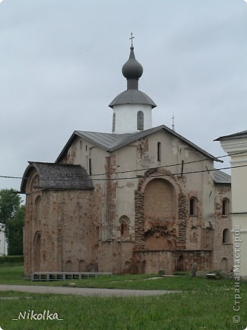 Церковь Параскевы-Пятницы - один из интереснейших архитектурных памятников Новгорода. Деревянная церковь Параскевы-Пятницы на Торговище была первоначально выстроена в 1156 году «заморскими купцами», то есть корпорацией новгородских купцов, ведших заморскую торговлю. В 1191 году некий Константин с братом вновь поставили деревянную церковь того же имени. Наконец, под 1207 годом новгородские летописи сообщают об окончании каменной церкви, возведенной опять «заморскими купцами». Церковь 1207 года подвергалась в дальнейшем неоднократным перестройкам. Под 1345 годом даже сообщается о закладке новой церкви Пятницы, «что порушилась в великий пожар». Новой переделке церковь подверглась еще раз в ХVI веке по инициативе московских гостей.  (фото 22)