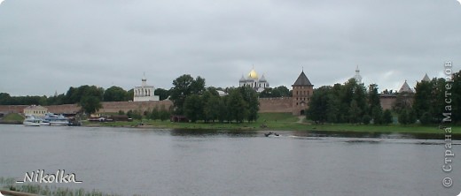 Недавно побывала в очень красивых городах и их окрестностях – в Великом Новгороде, Петергофе и Валдае. Приглашаю и вас полюбоваться красотами этих городов.
Начну с Новгорода.

Великий Новгород по праву называют городом-музеем, сохранившим для потомков редчайшие памятники древнерусской культуры: храмы и церковное убранство, уникальный археологический материал, а также бесценные письменные источники.
Левый берег Великого Новгорода – это Софийская сторона. Здесь находится сердце Новгорода: Новгородский Кремль — памятник русской архитектуры X-XVII вв. Новгородский Кремль, основанный князем Ярославом Мудрым, древнейший из сохранившихся в России Кремлей.
Кремль или «Детинец», как его называли в древности, являлся административным, общественным и религиозным центром. Здесь проходило вече, выборы посадника, отсюда выступили на битву со шведами дружины Александра Невского, его стены защищали Софийский собор и резиденцию новгородского владыки.
В 10 веке Детинец представлял собой небольшую деревянную крепость, в 11 веке она расширилась в связи с закладкой первого каменного храма на русском Севере – Святой Софии. В 12 веке окончательно сформировалась территория Детинца, дошедшая до наших дней без изменений.
К концу 15 века стены и башни Детинца облицевали кирпичом, однако к 21 веку уцелели только 9 из 13 башен. Одна из них пострадала во время пожара, другая – рухнула, подмытая высоким паводком. Две башни были разобраны. Надвратные церкви, в древности существовавшие у каждой башни Детинца, тоже или разрушились, или были разобраны.
 (фото 1)