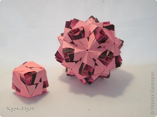 №1. Это вариация  http://www.flickr.com/photos/goorigami/5526535910/in/pool-415448@N22/ вот этой модели Марии Синайской. Автор вариации - Наталия Романенко.  Вот этот пост http://www.flickr.com/photos/goorigami/5526535910/in/pool-415448@N22/
Автор Мария Синайская
30 модулей 10*10 (фото 2)