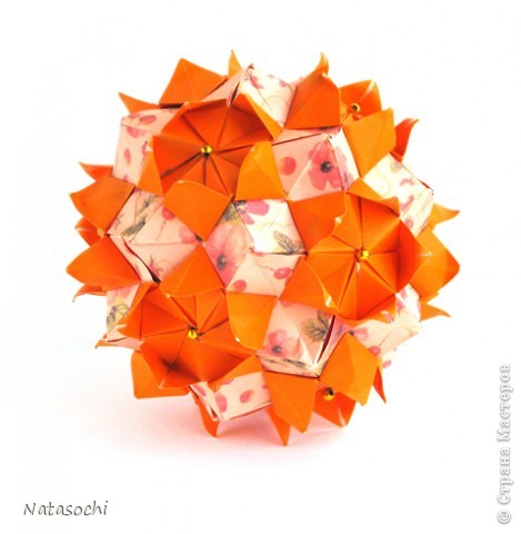 Туториал  http://kusudama.info/2012/07/queen-s-crown-tutorial/
30 модулей
7,5 х 7,5 см.
В готовом виде примерно 9 см. 
 (фото 2)