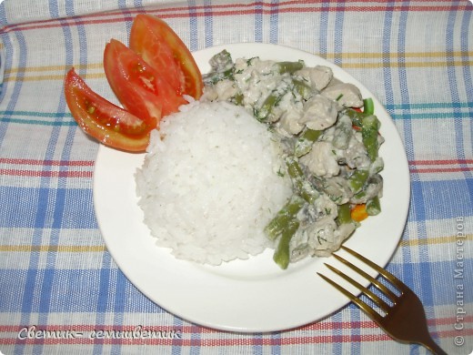 Я сегодня с благодарностью.
Курочку с шампиньонами, стручковой фасолью, лучком и укропчиком в сливках приготовила по рецепту Татьяны ~ tatyana_nik777 . Ссылка на рецепт здесь https://podjem-tal.ru/node/389902 .
На гарнир рис. Выложила его как Аленушка - Драко Алёна . Ссылка здесь https://podjem-tal.ru/node/388159 . Ведь знала о такой подаче, но не использовала. А увидела у нее - и тоже так захотелось. Попробовала - очень понравилось.
Девочки, СПАСИБО за вкусный и красивый обед!