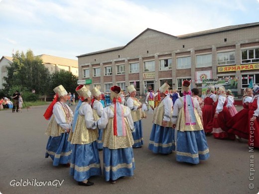 А вечером напротив Дома творчества началось Пинежское гуляние "Мечище" и презентация "Пинежские танцы", где мы с удовольствием водили хороводы и восторгались задушевными пинежскими песнями. (фото 17)