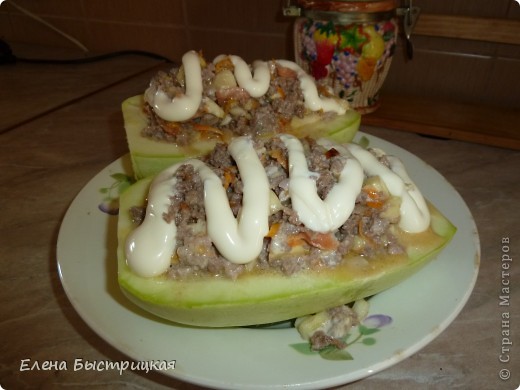 Готовой, ароматно пахнущей начинкой заполняем наши лодочки,смазываем майонезом и отправляем....в духовку на 30-40 минут, готовим при t=220С. (фото 5)