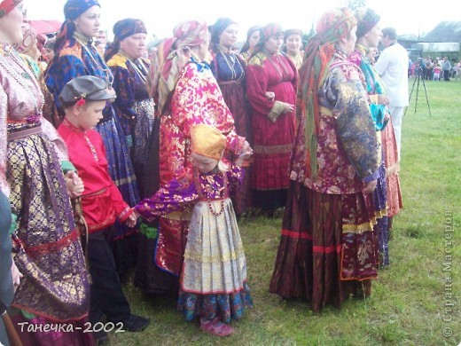 Величавы наряды,
Старых горок обряды,
Все ликует, и кровь горяча.
Все в движении,пляске,
В обоятельной ласке
И блестит сарафанов парча...... (фото 31)