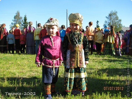 Моему родному селу исполнилось 470 лет!!!!!
Село праздновало свой юбилей с 7 по 12 июля.
Моя младшая сестра Маша на Детской Горке. (фото 1)