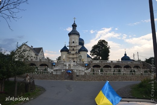 Церковь в пгт Межгорье. Очень красивая со множеством статуй, росписей и других декораций. (фото 7)