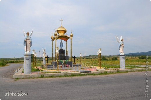 Скульптурный комплекс с Божьей Матерью, Архангелами и Ангелами. Очень впечатляет. (фото 26)