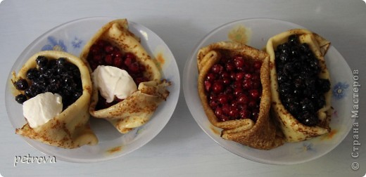 "Красное и черное". Это смородина и черника! Татьяна (Ассоль) меня захватила рецептом "Ягодное лукошко" ( https://podjem-tal.ru/node/387843 ). Вот и мои конвертики... Рецепт похож, ну чуть-чуть я сделала иначе. Вот он:
Очень тонкие блинчики.
Молоко - 500 мл, мука - 4 столовые ложки с горкой, крахмал- 4 столовые ложки, яйца - 4 штуки, растительное масло - 2 столовые ложки, сахар - по вкусу (я обычно беру 1 - 2 столовые ложки), соль - небольшая щепотка. 
По рецепту -  рекомендуют замешивать тесто для блинчиков без использования миксера. Это позволяет приготовить блинчики более однородной структуры, без маленьких дырочек. Но я миксером, так быстрее, да и  разницы  я не заметила. Для приготовления теста смешала муку, крахмал, соль и сахар. Добавила к сухой смеси яйца, вливаю теплое молоко. Ну а дальше, как всегда. 
 (фото 13)