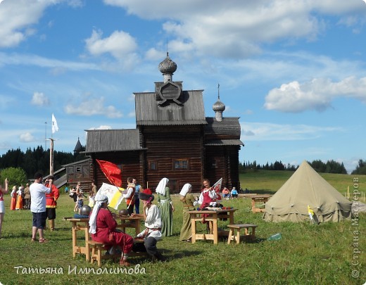 На центральной площади перед церковью удивляли средневековьем.Работала кузница,монетная мастерская,можно было стрелять их лука  и из пушки,поучаствовать в средневековом поединке  (фото 24)