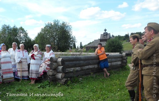 Если бы молодой человек в оранжевой футболке отошёл в сторону,то создалось бы полное ощущение,что бубулечки поют для наших солдат  (фото 12)