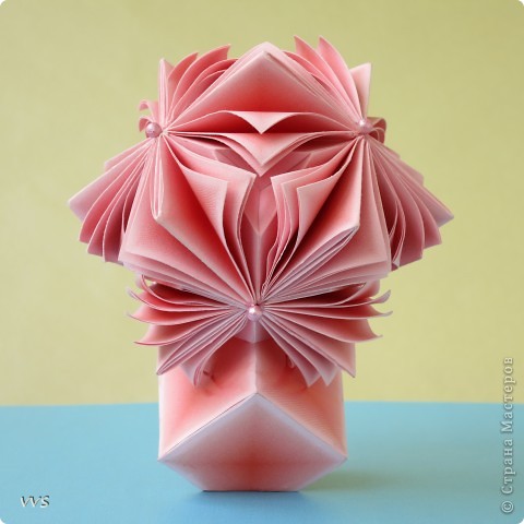Неожиданно удивил результат.
Название ?, источник Tomoko Fuse - New Kusudama origami, стр. 48, бумага 13х13, в итоге 9 (в самой широкой части))
 (фото 3)