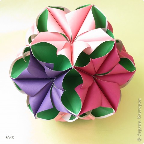  "Подснежник" Ирины Реутской, http://ru-kusudama.livejournal.com/939507.html
Бумага 6,5х13, в итоге 12, надо ли говорить что 30 модулей. (резаный, клееный) (фото 8)