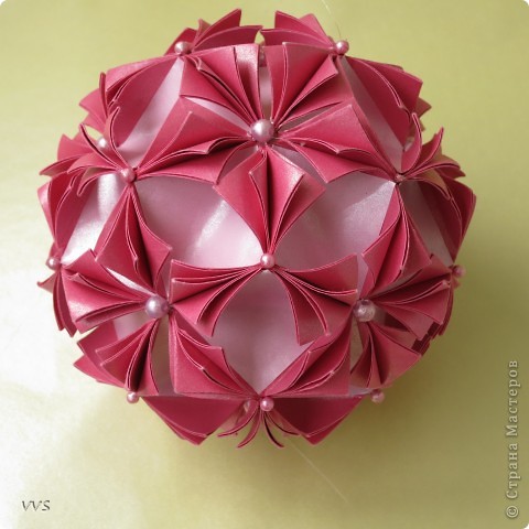 Это уже был показан (http://all-origami.livejournal.com/73476.html). Но теперь доделано.
первоисточник http://www.origamee.net/creation/windmill.html,  но там две завитушки, бумага размер 15х15 , в итоге 11,5 (фото 9)