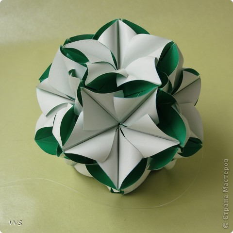 "Подснежник" Ирины Реутской.
Еще http://ru-kusudama.livejournal.com/1103987.html?thread=20696435&, http://ru-kusudama.livejournal.com/1164284.html?thread=21697788&
Бумага 5х10, в итоге 9. Какая-то путаница с размерами и кол-модулей?!

 (фото 11)