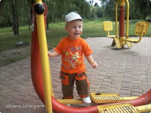 А это хозяин зверушек , довольный рамочками и жизнью , мой любимый внучек Ярославчик! (фото 10)