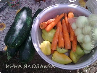 по 1кг: моркови, болгарского перца, лука, капусты; 
2кг кабачков; 
пучок петрушки,
два лавровых листика,
стручок жгучего перца, 5-6 горошин душистого перца (фото 2)