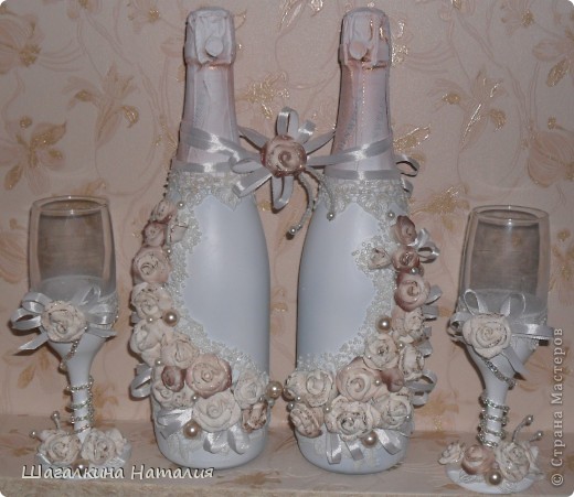 Взяла заказ на украшение свадебных бутылочек и бокалов. О чём вскоре пожалела, 2 раза варила х.ф. - не получился...Отказываться было уже не удобно, время поджимало, купила пластику, с ней никогда не работала, в общем одну партию роз конкретно ЗАПЕКЛА...- результат запекания тоже пошёл в работу. (фото 1)