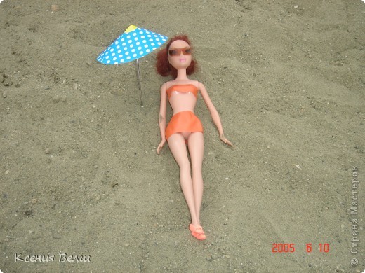 Наша Челси решила отправиться отдохнуть. Ну, это не море, конечно, а водохранилище с пляжами, но для куклы - настоящий океан!
Загорает... (фото 1)