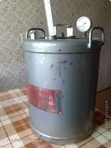 Уважаемые хозяюшки, мастерицы и просто любознательные! Я сегодня хочу вас познакомить со своим давнишним (ещё с Советских времён) помощником на кухне. Это АВТОКЛАВ. В этом аппарате, без особых усилий и потерь, готовится тушёнка из различных видов мяса и рыбы. Конечно, можно обойтись на кухне без него. Как можно обойтись без микроволновки, хлебопечки и т.п. Но имея автоклав (а, следовательно, имея в загажниках тушёнку), я спокойна и мне не страшны ни какие гости, ни их количество. И в любое время суток, я могу накормить любое (в разумных пределах) количество людей. (фото 1)