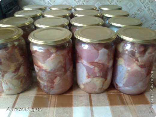 Нарезанное кусочками мясо посолить и поперчить. Соль из расчёта: на 1 кг. мяса - 2 чайных ложечки соли (без верха). Перец по вкусу. Сегодня я готовлю тушёнку из курятины. Косточки не вырезаем. На приготовление тушёнки пошло 10 кг. мяса. Мясо разложить по банкам, плотненько, чтобы не было воздушных пустот. Заполняем банки по "плечики". (фото 3)