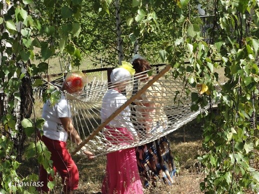 Втроем пытаются решить вопрос  как забраться в гамак. Скажу вам, что это совсем не простая задача, тут надо проявить смекалку, опять же бодрость духа, пластику и грацию. После нескольких неудачных попыток, Аллочка сказала, что Рите вообще гамак вредно, может провалиться сквозь сетку. Это такие постоянные шутки по поводу Ритиной стройности и миниатюрности ( Все завидуют и шуточки всегда отпускают). Рите нравится. (фото 42)