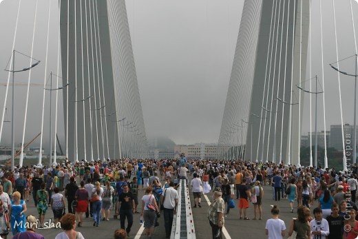 А это мы на середине моста:
вид в одну сторону
 (фото 12)