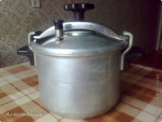 Холодец я варю в этой кастрюле. СКОРОВАРКА. Мясные ингредиенты (мясо, коленце, ножки) залить водой, посолить и не закрывая крышку довести до кипения. Затем положить очищенную луковицу, закрыть крышку и на медленный огонь на 1,5 часа. Столько варится холодец в скороварке. В простой кастрюле это займет 5 часов. (фото 3)