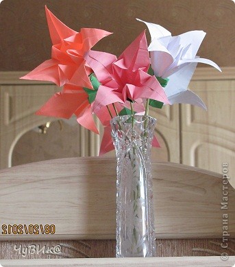 http://planetaorigami.ru/2011/02/bumazhnye-cvety-liliya-origami-sxema-i-video-sborki/ вот здесь схема. (фото 1)