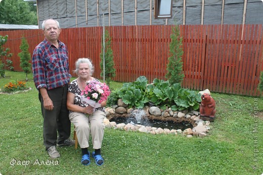 Дедушка и бабушка у самодельного прудик из ванны (фото 9)