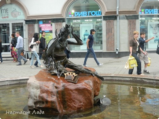 фонтан Водяная
Небольшой фонтан с фигуркой Водяной (тат. Су анасы), простирающей в небо руки, ведёрком и золотым гребнем, изображает героиню татарских сказок, увековеченную Г. Тукаем в балладе «Водяная» 1908 года. Сооружён в 1997 году. (фото 27)