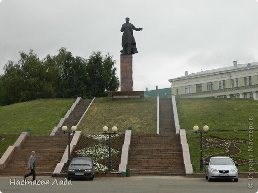 памятник М.Вахитову , политическому деятелю. Выполнен из бронзы и гранита. Скульптурная фигура исполнена в движении навстречу ветру, о чем говорят развевающиеся полы шинели. Памятник стоит на высоком холме, куда ведут гранитные лестницы. Вдоль лестниц по холму красиво выложены цветочные композиции. (фото 30)