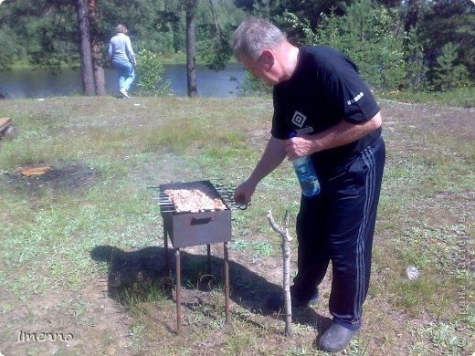 Главный шашлычник - Коля. Успевал везде. И дрова принесть, и мангал разжечь. Девчонки только успевали поросят на шампура напяливать...
А чем же занят остальной народ? (фото 16)