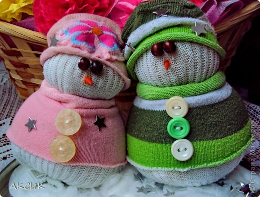 МК взяла здесь http://thenshemade.blogspot.com/2011/01/sock-snowmen.html (фото 2)