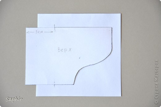 ШАГ 9. КРЫШКА.
 Возьми шаблон, отступи от переднего края 3 см, обрисуй силуэт крышки на тонкой бумаге (кальке или листочке для заметок). (фото 37)