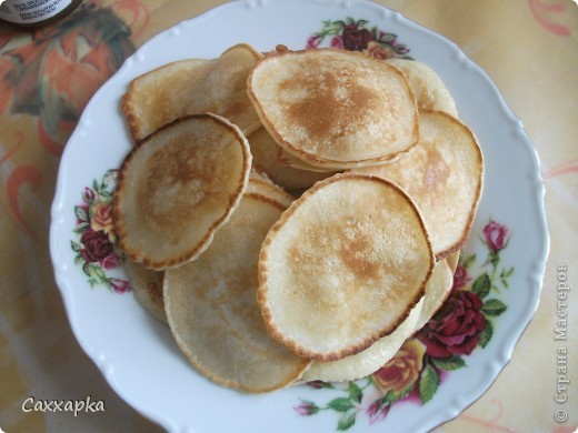 Вот такие оладьи готовит моя мамочка! Оладьи тонкие и оооооочень вкусные!!!

Рецепт:
1. 1 яйцо.
2. 2 ст.л. сахара
3. 1/3 ч.л. соды
4. 1/3 ч.л. соли
5. 1 стакан кефира (ряженки)
6. 1 стакан муки.
Способ приготовления:
Яйцо как следует взбить с сахаром, затем туда добавить соду и соль и также взбить. 
Добавить кефир, перемешать и муку (лучше просеить,так оладьи будут мягче и воздушнее). 
Всё перемешать и сразу начать выпекать в разогретой сковороде. 